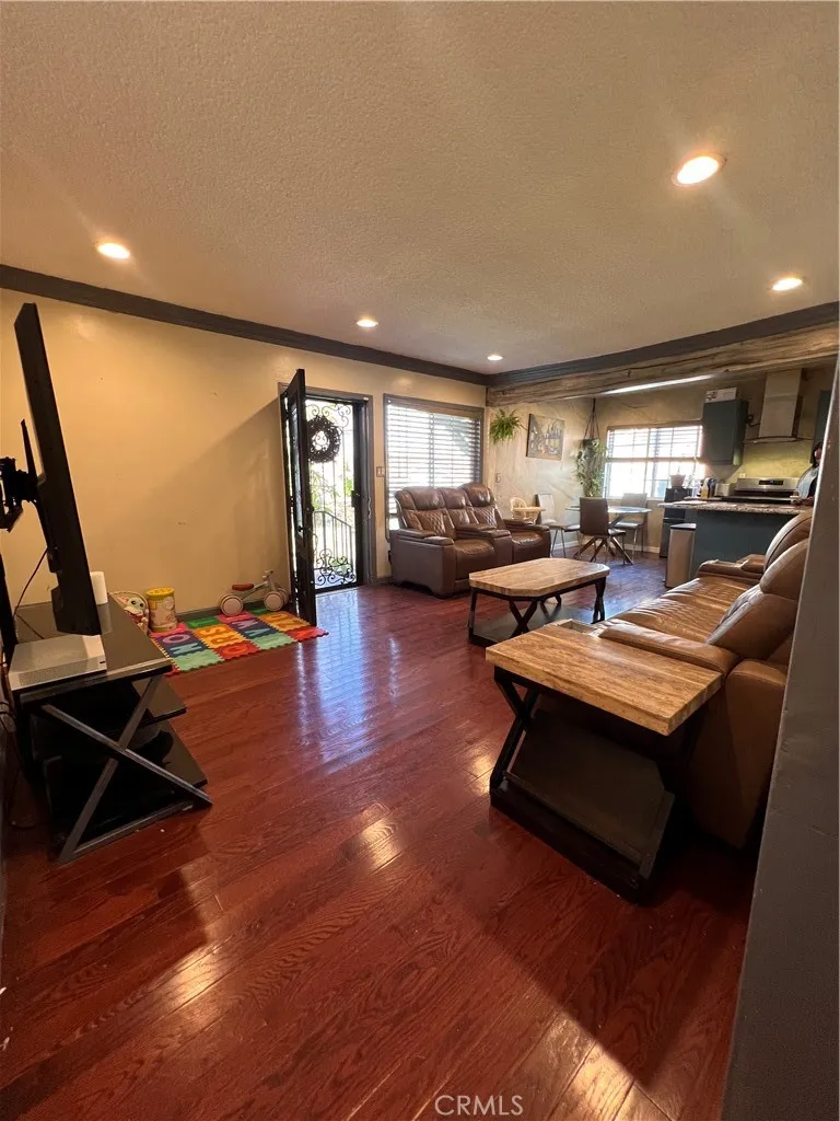 1918 W Piru Street W, Compton, California 90222 home-pic-1